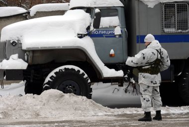  Bir polis arabası, bir makine topçu.