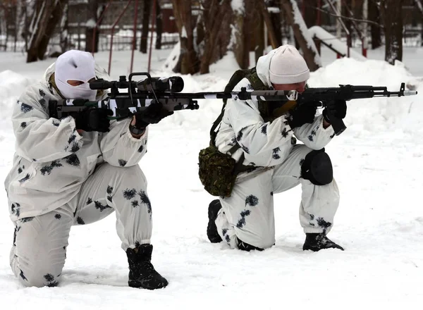 Солдаты спецподразделения отрабатывают боевую координацию по нейтрализации террористов в зимних условиях . — стоковое фото