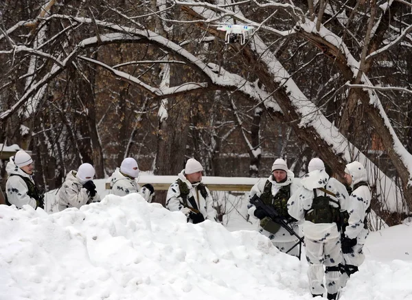 Soldater av särskilda avskildheten förbereder sig för att träna bekämpa sammanhållning medan neutraliserande terrorister under vinterförhållanden. — Stockfoto