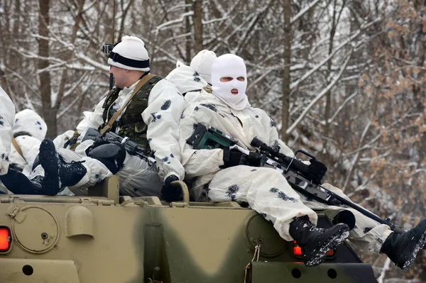 Soldados unidad especial en el transporte blindado de personal en el invierno . — Foto de Stock
