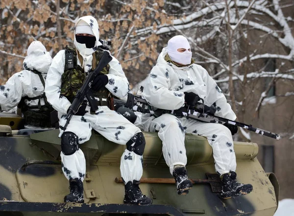 Soldater specialenhet på bepansrade personal transportören på vintern. — Stockfoto
