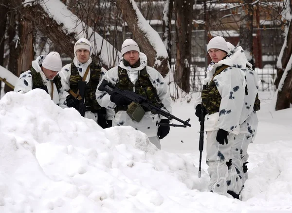 Бійці спеціального загону готують для роботи з бойового когезії при нейтралізації терористів в зимових умовах. — стокове фото