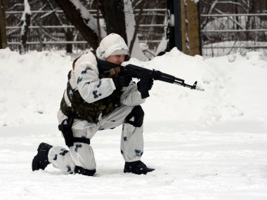  Bir özel amaçlı birim savaşçı mücadele koordinasyon teröristlerin kış koşullarında nötralize sırasında dışarı çalışır.