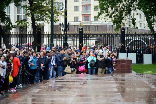 Turisták nézni a változás a Gárda, a becsület, a Sándor-kertben egy ismeretlen katona sírjánál. — Stock Fotó