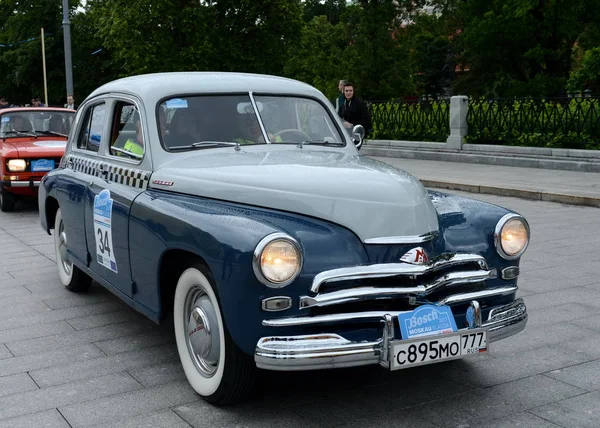 Soviet car GAZ M-20 "Victory" on the rally of old cars in Moscow. — Stock Photo, Image