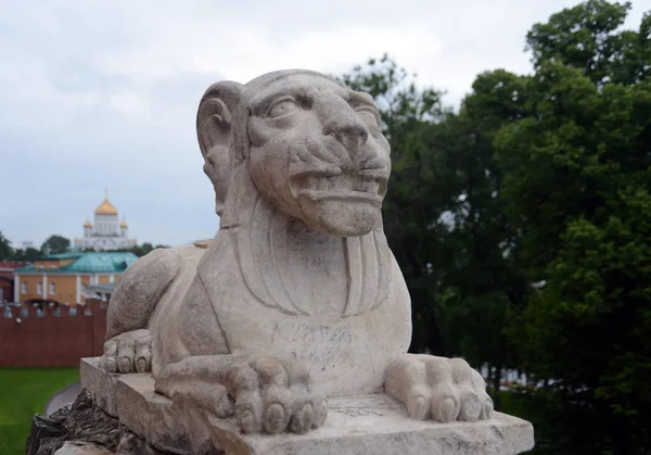 Escultura de un león en una gruta en el jardín Alejandro del Kremlin de Moscú . — Foto de Stock