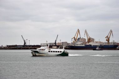 Cadiz, İspanya - 4 Temmuz 2011: Cadiz Limanı Atlantik Okyanusu'nun Cadiz Körfezi'nin kıyısında.