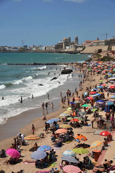 As pessoas relaxam na praia da costa atlântica em Cádiz . — Fotografia de Stock