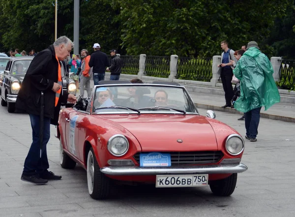 Fiat 124 Spider para el rally de coches antiguos Bosch Moskau Klassik en Moscú . — Foto de Stock