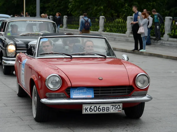 Fiat 124 Spider for the rally of vintage cars Bosch Moskau Klassik in Moscow. — Stock Photo, Image