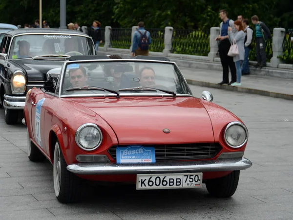 Fiat 124 spider für die Oldtimerrallye bosch moskau klassik in moskau. — Stockfoto