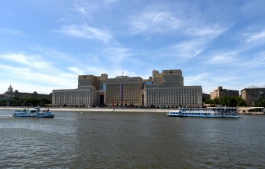 Moskova, Rusya - 13 Haziran 2015: Savunma Bakanlığı Frunzenskaya setin Moskova, Rusya Federasyonu binanın bir görünüm.