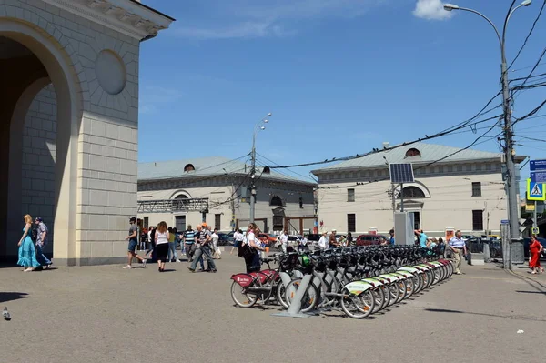 Aluguer de bicicletas no hall de entrada térreo das estações de metro "Park Kultury" Koltsevoi e Sokolnicheskiy linhas de Moscou . — Fotografia de Stock
