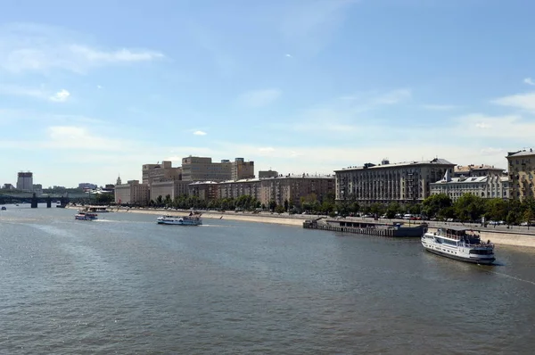 Pleasure boats on the Moscow River. — Stock Photo, Image