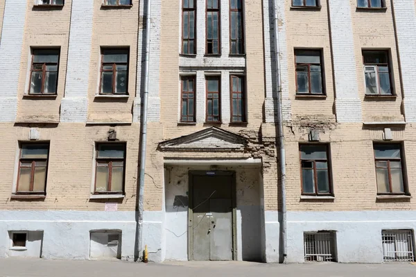 El antiguo edificio de ladrillo en la calle Timur Frunze de Moscú . —  Fotos de Stock