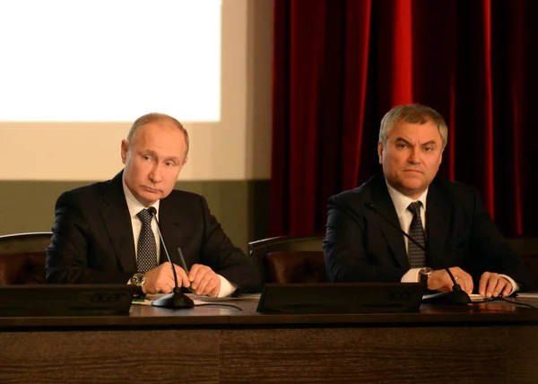 President van de Russische Federatie Vladimir Poetin en de Voorzitter van de staats doema van het Federaal Parlement van de Russische Federatie Vjatsjeslav Volodin. — Stockfoto