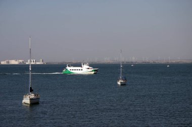 Cadiz, İspanya - 5 Temmuz 2011: Atlantik Okyanusu'nun Cadiz Körfezi'nin kıyısında Cadiz Limanı, limanda.