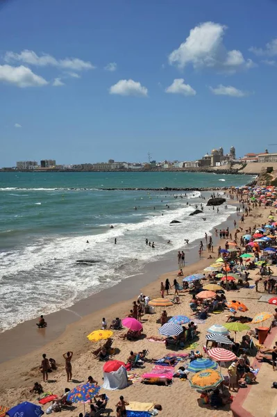 Cadiz Atlantic coast Beach'te insanlar dinlenin.