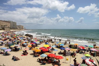 Cadiz, İspanya - 3 Temmuz 2011: İnsanlar Cadiz Atlantic coast plajda sakin ol.