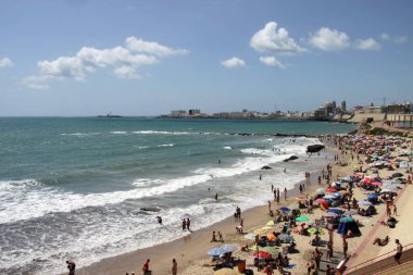 Cadiz, İspanya - 3 Temmuz 2011: İnsanlar Cadiz Atlantic coast plajda sakin ol.