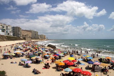Cadiz, İspanya - 3 Temmuz 2011: İnsanlar Cadiz Atlantic coast plajda sakin ol.