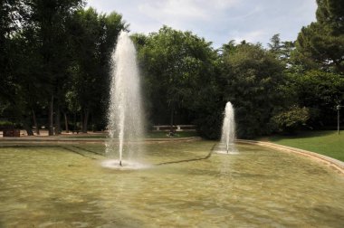 Madrid, İspanya - 2 Temmuz 2011: Park Madrid Kraliyet Sarayı yakınında.