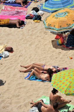  Cadiz Atlantic coast Beach'te insanlar dinlenin.