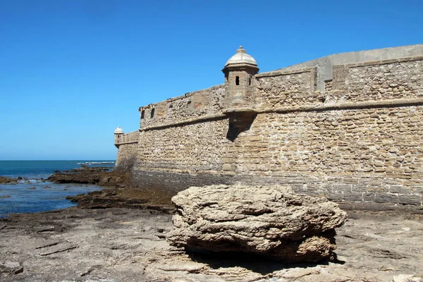 Cadiz, İspanya - 7 Temmuz 2011: Kale, San Sebastian, eski deniz şehir Cadiz sahilinde.