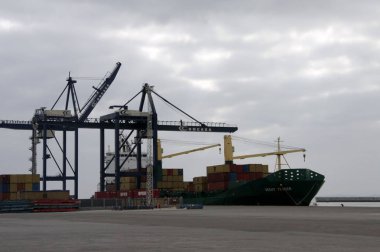 Cadiz, İspanya - 4 Temmuz 2011:Container gemisiyle Cadiz Limanı.