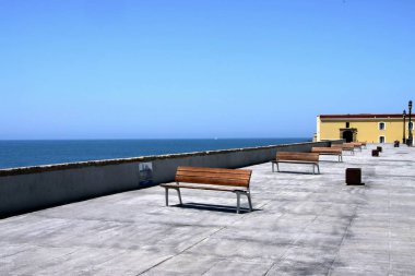 Cadiz, İspanya - 5 Temmuz, 2011:Quay Atlantik kıyısında ayakta Cadiz şehir içinde.