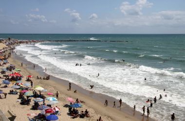 Cadiz, İspanya - 3 Temmuz 2011: İnsanlar Cadiz Atlantic coast plajda sakin ol.