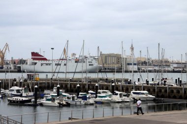 Cadiz, İspanya - 4 Temmuz 2011: Atlantik Okyanusu'nun Cadiz Körfezi'nin kıyısında Cadiz Limanı, limanda.