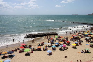 Cadiz, İspanya - 3 Temmuz 2011: İnsanlar Cadiz Atlantic coast plajda sakin ol.