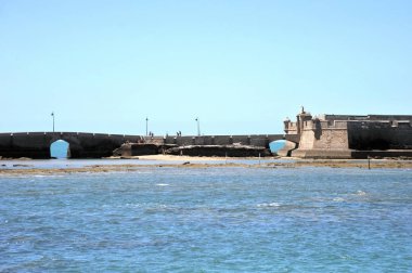 Cadiz, İspanya - 8 Temmuz 2011: Kale, San Sebastian, eski deniz şehir Cadiz sahilinde.