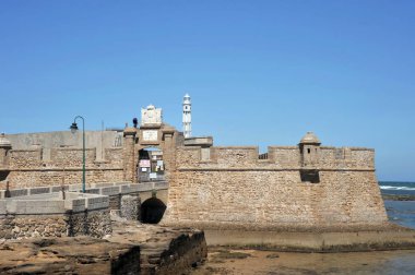 Cadiz, İspanya - 7 Temmuz 2011: Kale, San Sebastian, eski deniz şehir Cadiz sahilinde.