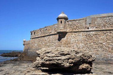 Cadiz, İspanya - 7 Temmuz 2011: Kale, San Sebastian, eski deniz şehir Cadiz sahilinde.