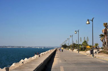 Cadiz, İspanya - 5 Temmuz 2011: Quay Atlantik kıyısında ayakta Cadiz şehir içinde.