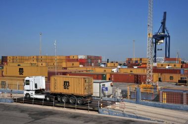 Cadiz, İspanya - 5 Temmuz 2011: araba Cadiz Liman içinde Konteyner Bahçe üzerinde ağırlığında.