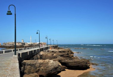 Cadiz, İspanya - 7 Temmuz 2011: Kale, San Sebastian, eski deniz şehir Cadiz sahilinde.