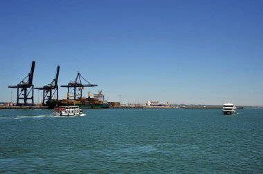 Cadiz, İspanya - 8 Temmuz 2011: Atlantik Okyanusu'nun Cadiz Körfezi'nin kıyısında Cadiz Limanı, limanda.
