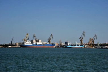 Cadiz, İspanya - 5 Temmuz 2011: Atlantik Okyanusu'nun Cadiz Körfezi'nin kıyısında Cadiz Limanı, limanda.