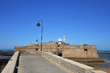 Cadiz, İspanya - 7 Temmuz 2011: Kale, San Sebastian, eski deniz şehir Cadiz sahilinde.