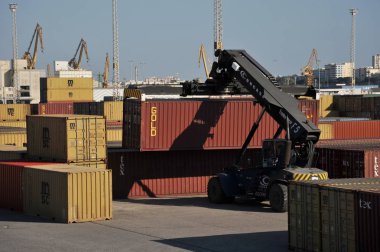 Cadiz, İspanya - 5 Temmuz 2011: Yükleyici Cadiz Limanı konteyner sitedeki.