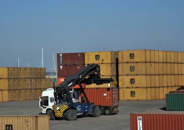 Cadiz, İspanya - 5 Temmuz 2011: Yükleyici Cadiz Limanı konteyner sitedeki.