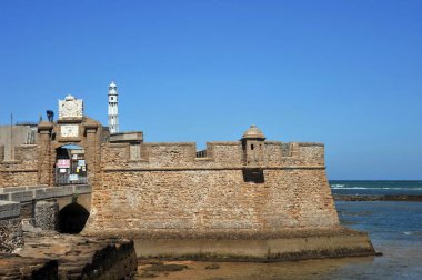 Cadiz, İspanya - 7 Temmuz 2011: Kale, San Sebastian, eski deniz şehir Cadiz sahilinde.