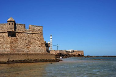 Cadiz, İspanya - 7 Temmuz 2011: Kale, San Sebastian, eski deniz şehir Cadiz sahilinde.