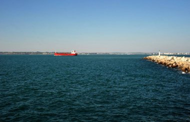 Cadiz, İspanya - 5 Temmuz 2011: Atlantik Okyanusu'nun Cadiz Körfezi'nin kıyısında Cadiz Limanı, limanda.