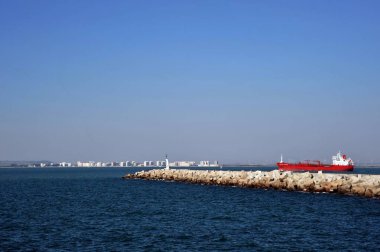 Cadiz, İspanya - 5 Temmuz 2011: Atlantik Okyanusu'nun Cadiz Körfezi'nin kıyısında Cadiz Limanı, limanda.