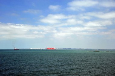 Cadiz, İspanya - 4 Temmuz 2011: Gemi Atlantik Okyanusu'nun Cadiz Körfezi kıyısında Cadiz liman liman.