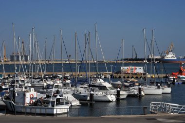 Cadiz, İspanya - 5 Temmuz 2011: Yelkenli Yatlar Cadiz Körfezi Atlantik Okyanusu kıyısında Cadiz liman liman.